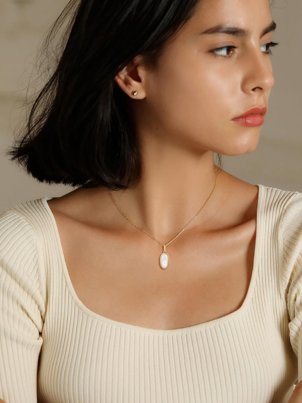 Mother of Pearl Oval Pendant Necklace